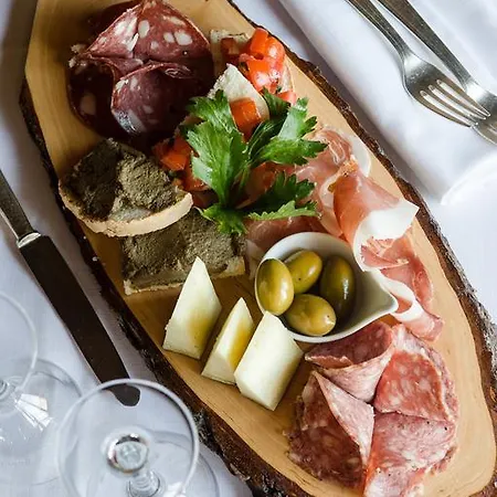 La Cisterna 3*